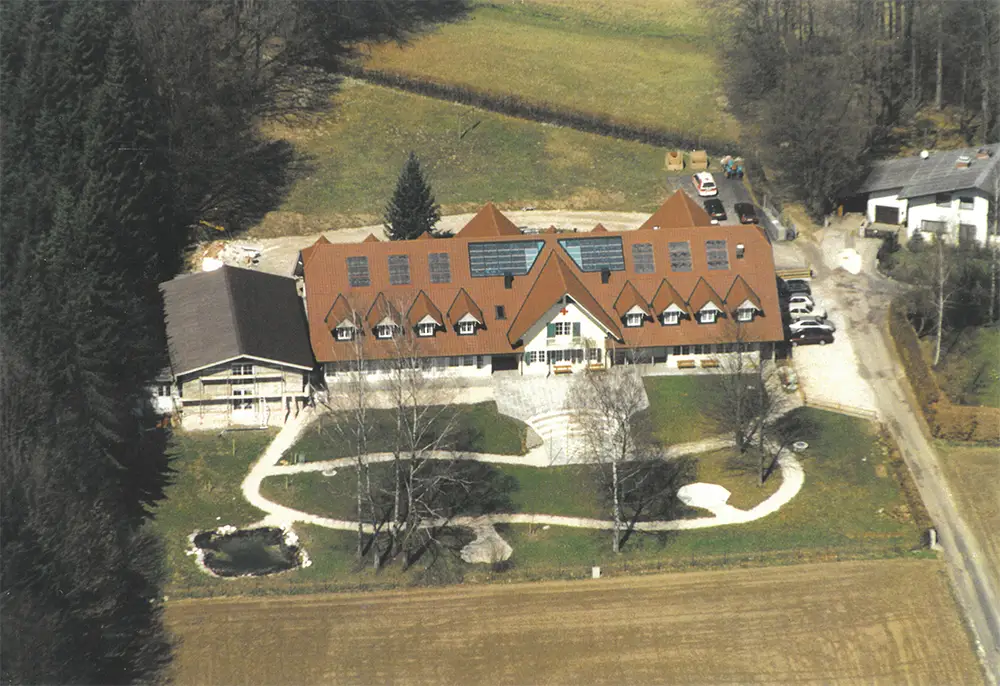 Luftaufnahme des Jugendrotkreuz-Hauses Litzlberg nach der Generalsanierung