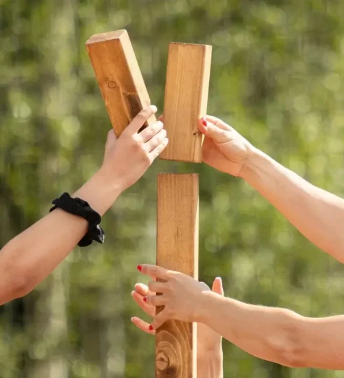 Jugendliche bauen gemeinsam kooperative Bauspiele