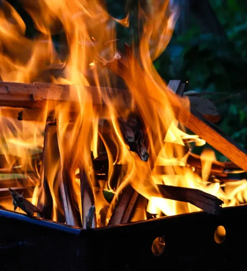 Brennendes Lagerfeuer für gemeinsame Abende im Rotkreuz-Wertecampus